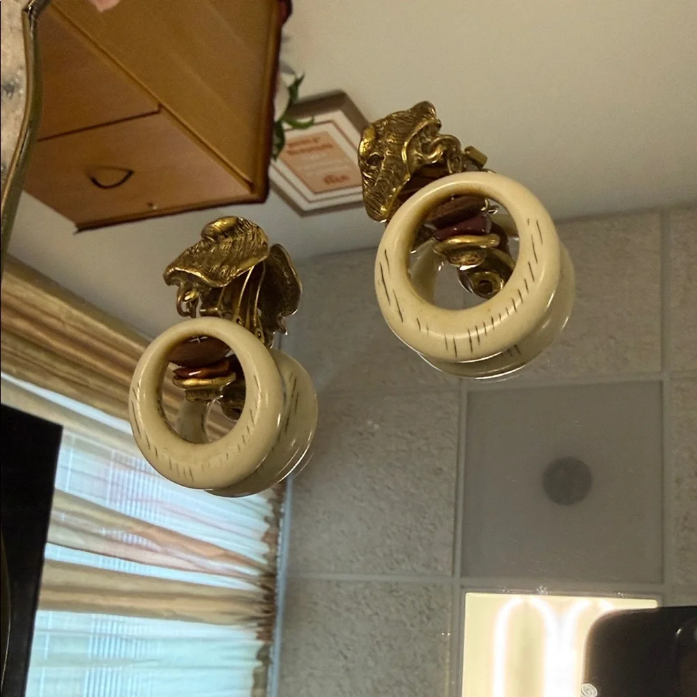Vintage 1960 Clip ons Gold and Cream Earrings - Picture 3 of 4